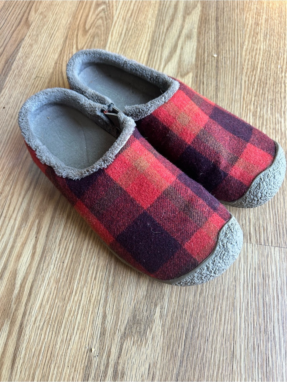 KEEN Howser Slide Plaid Slippers Red Black Fleece Lined Mules Shoes Size 9